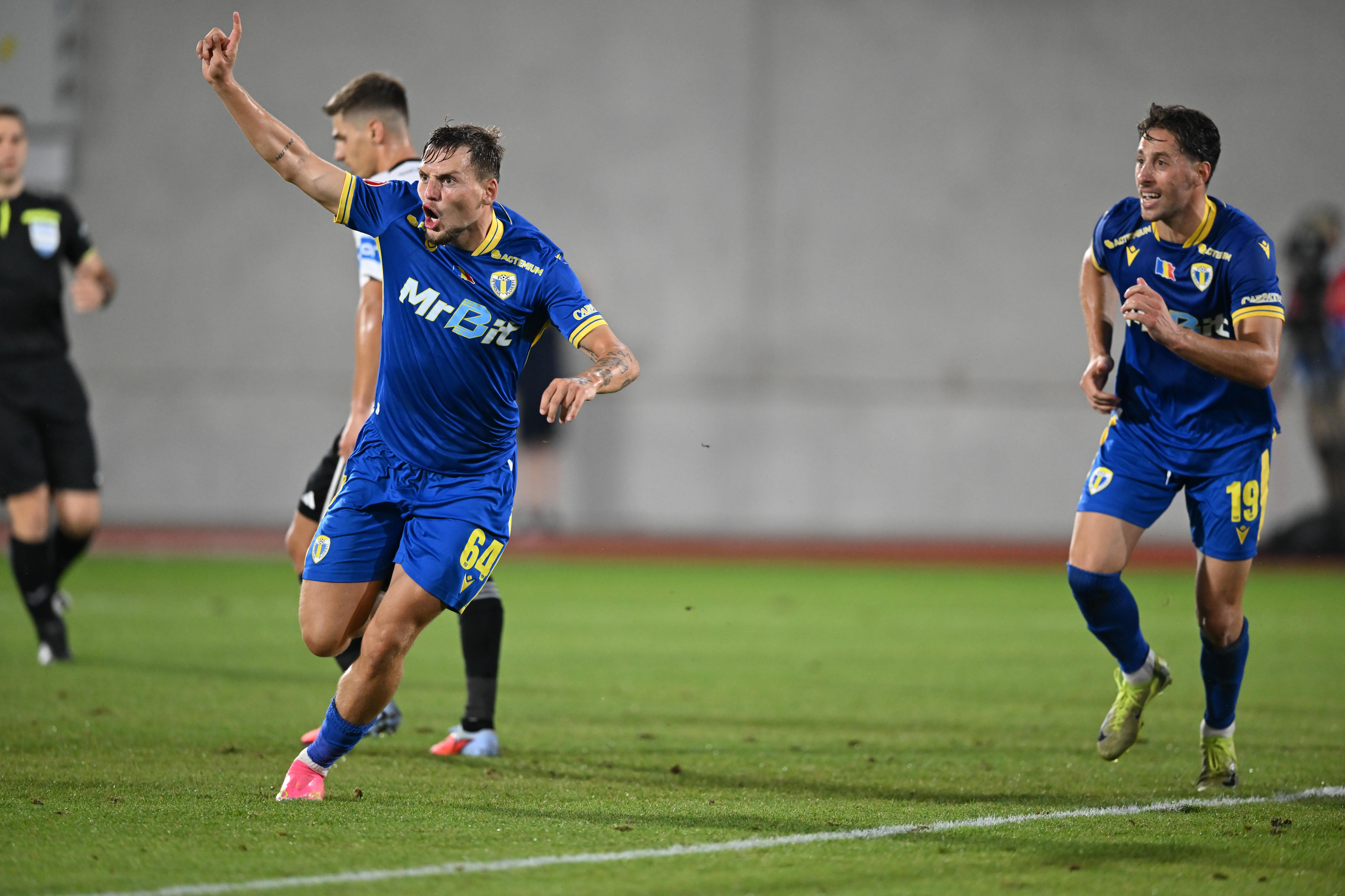 Două echipe din Anglia și Scoția &icirc;l vor pe fotbalistul rom&acirc;n din Superligă care a impresionat &icirc;n acest debut de sezon!