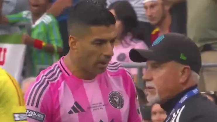 Suspendarea primită de Luis Suarez după ce a scuipat un adversar! Ar putea dura ani să o ispășească