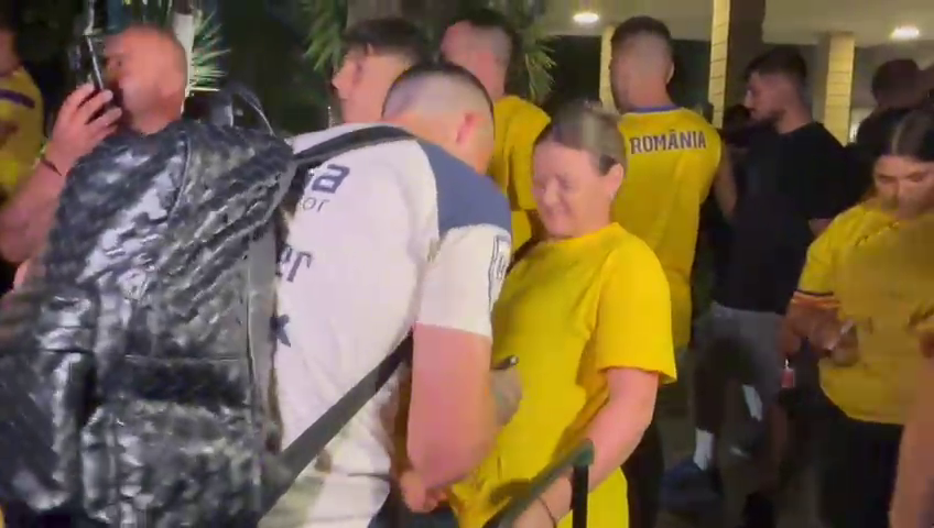 Naționala Rom&acirc;niei a ajuns &icirc;n Cipru! Suporterii i-au așteptat pe tricolori la hotel