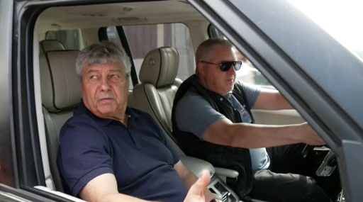 Mircea Lucescu a oprit mașina &icirc;n fața reprezentanților mass-media adunați la sediul FRF. Ce le-a transmis &icirc;nainte să demareze &icirc;n trombă