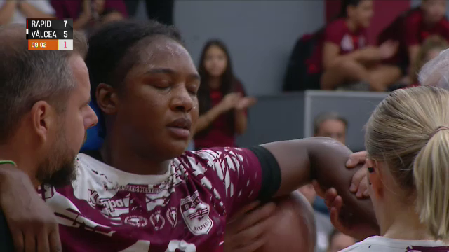 Momente de panică la Rapid - V&acirc;lcea! A&iuml;ssatou Kouyat&eacute;, comoționată după o ciocnire violentă: primele vești de la spital