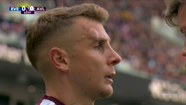 Eroul etapei &icirc;n Premier League: a insistat să joace cu o umflătură de mărimea unei mingi de golf