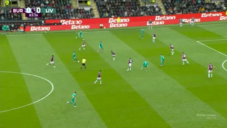 Lesley Ugochukwu, eliminat în minutul 84 în Burnley - Liverpool