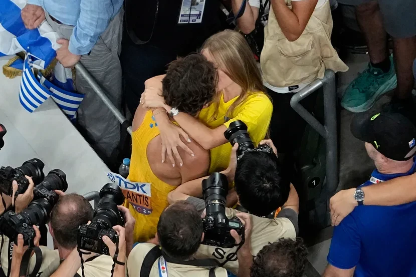 Nu i-a păsat de recordul mondial! Duplantis a fugit direct &icirc;n brațele iubitei, pentru un sărut pasional