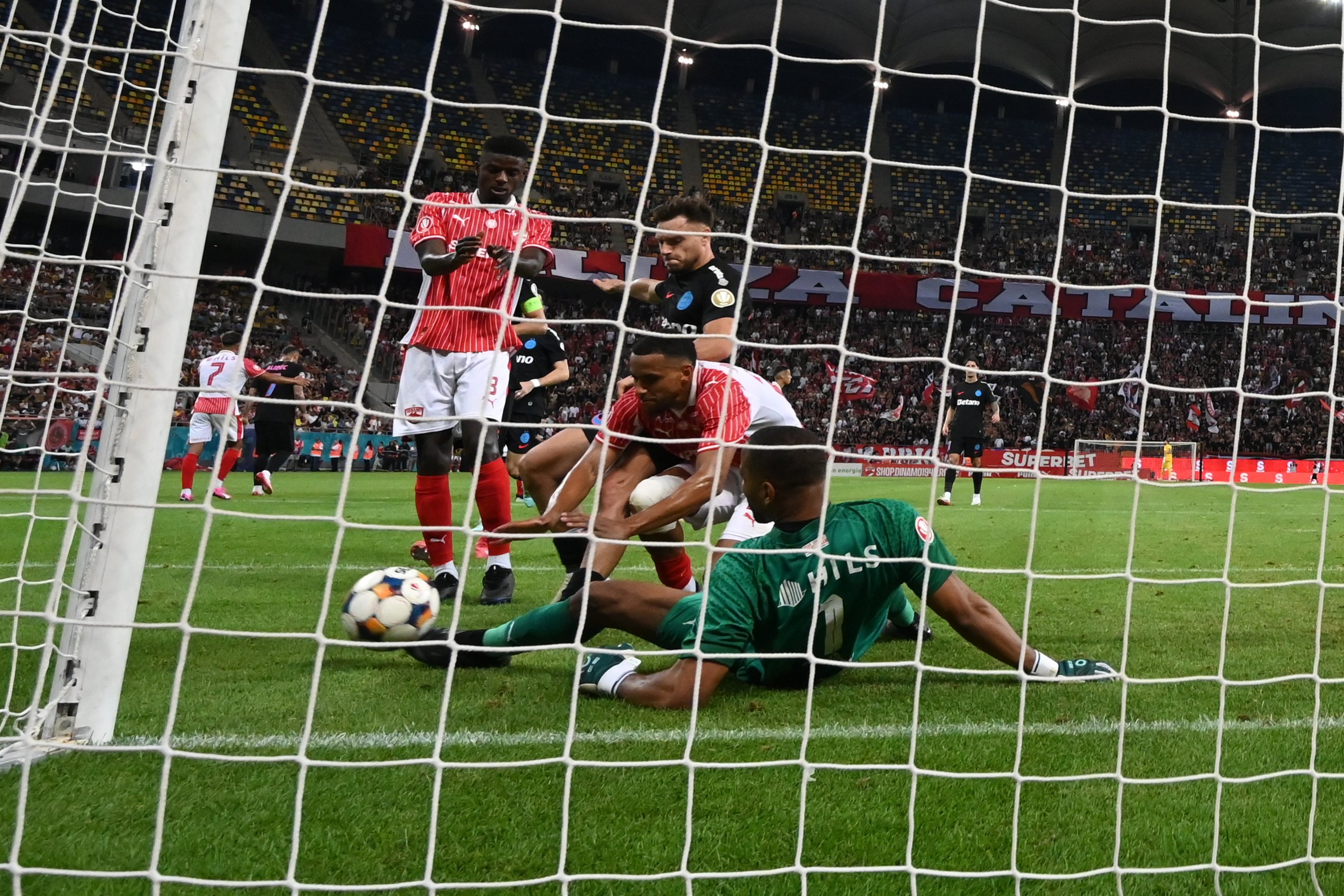 Un titular de la Dinamo ratează meciul cu Petrolul dintr-un motiv incredibil! Boala copilăriei care l-a scos din cărți