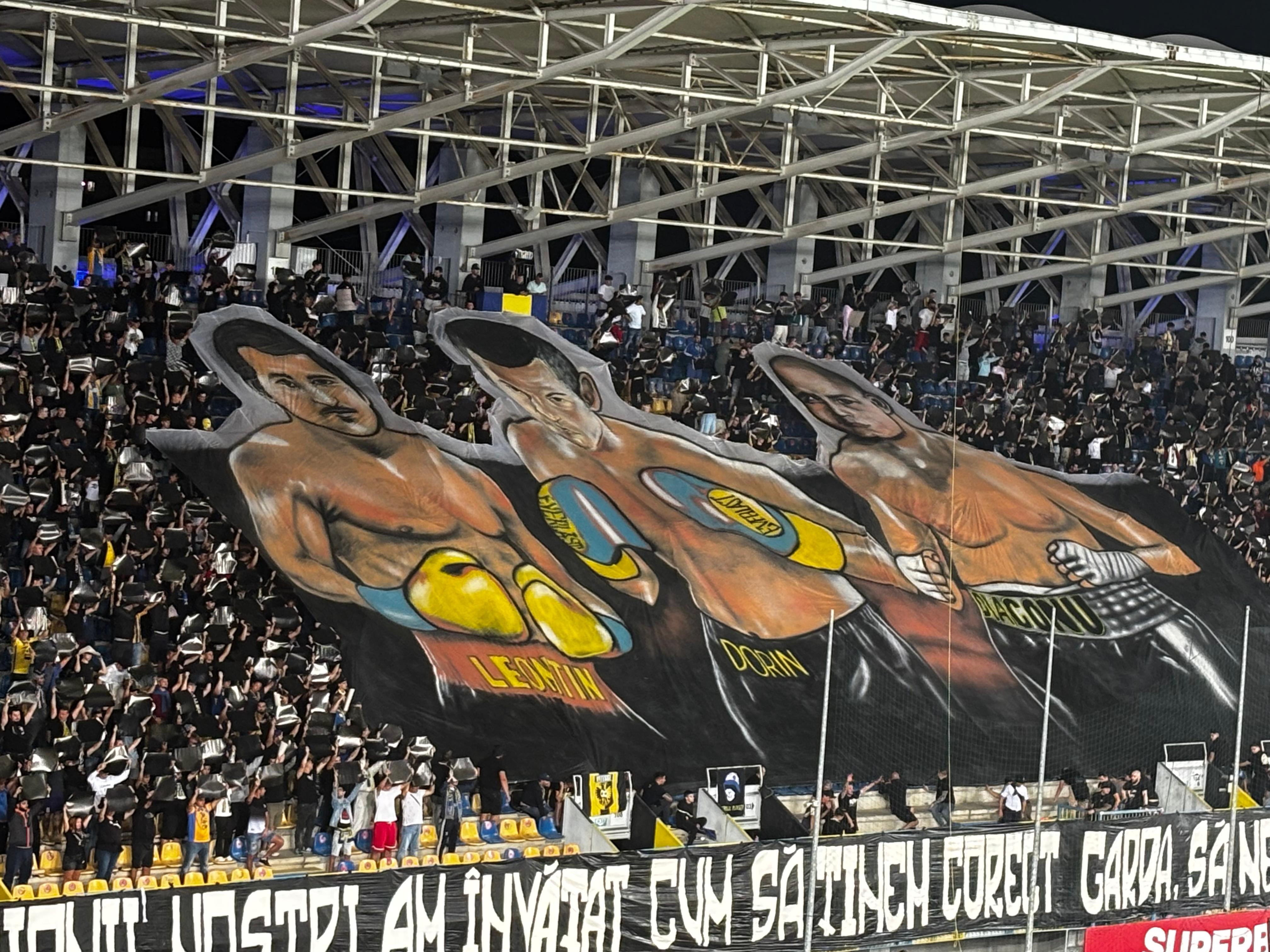 Coregrafie spectaculoasă &icirc;n Petrolul - Dinamo! Legendarul sportiv care a dat lovitura de start