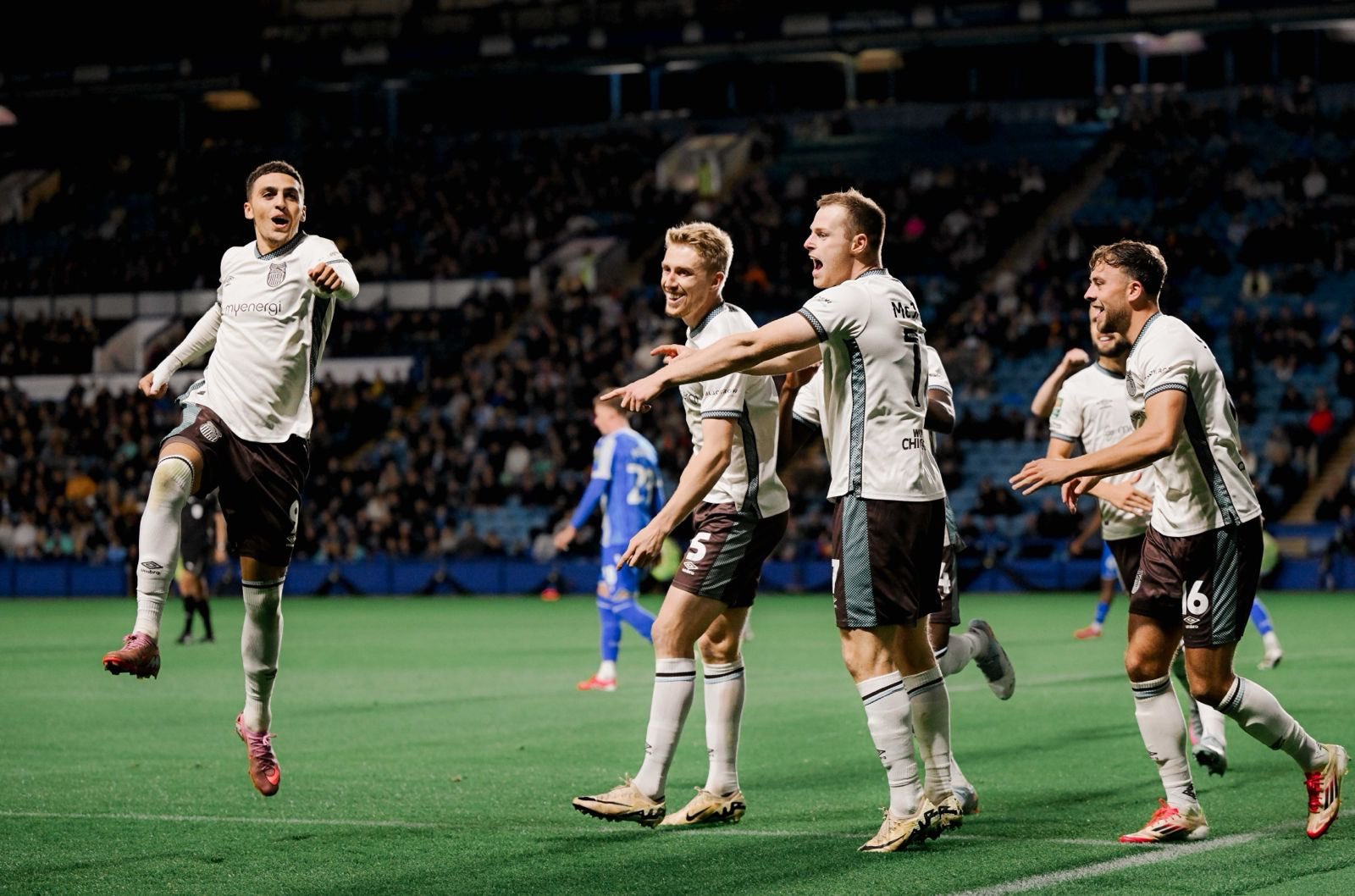 Minunea Grimsby Town continuă! După Manchester United, echipa din liga 4 cu antrenor din Gibraltar a mai făcut o victimă de top &icirc;n Cupă