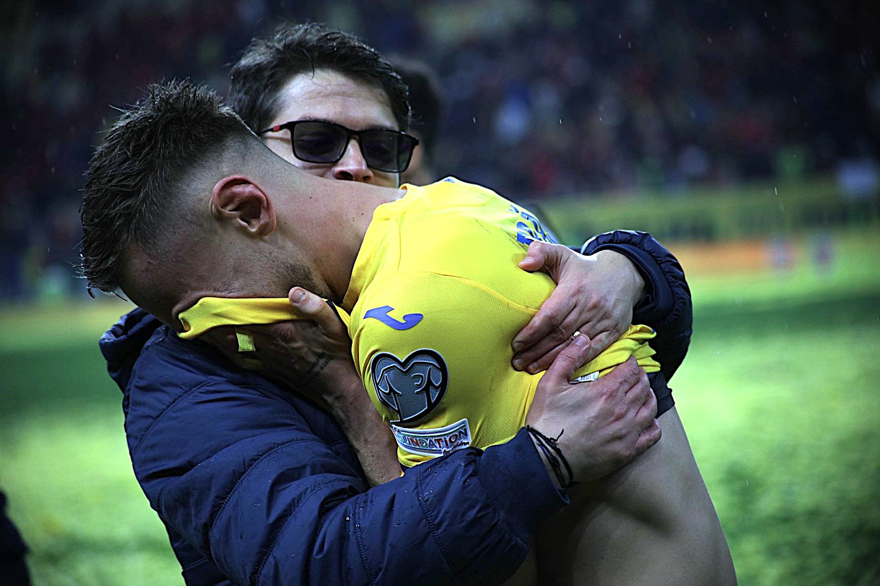 Explicația pentru care jucătorii rom&acirc;ni nu se adaptează &icirc;n străinătate: Fotbalistul rom&acirc;n a fost cocoloșit