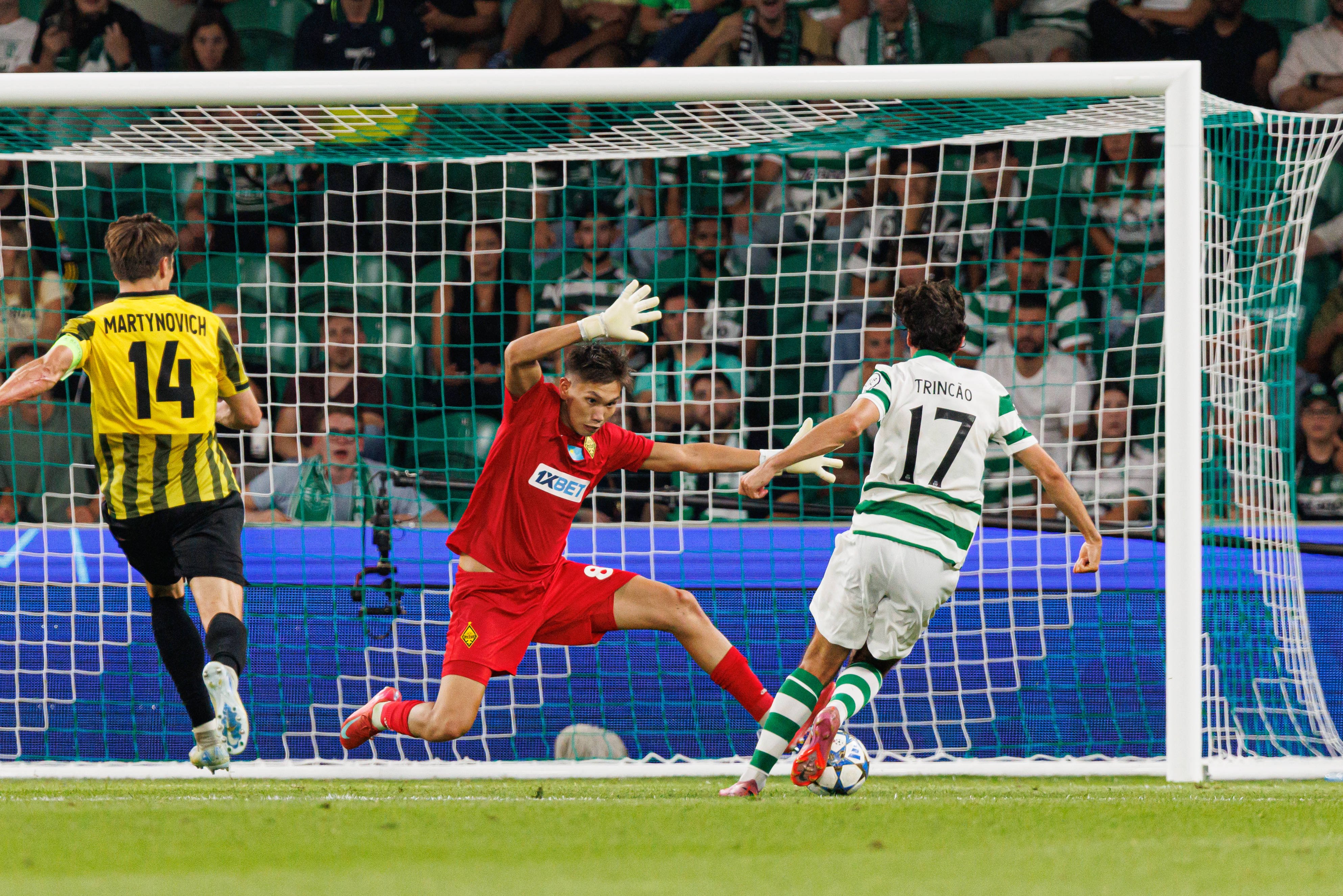 Are doar 77 de minute &icirc;n fotbalul profesionist și a intrat &icirc;n istoria Champions League după o deplasare de +7.000 km