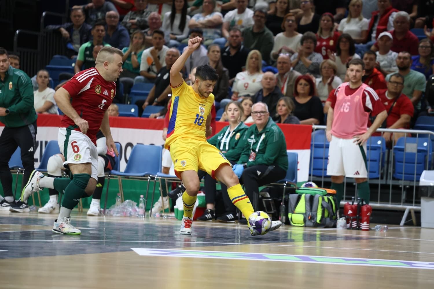 Rom&acirc;nia, &icirc;nvinsă la limită de Ungaria! Returul decisiv pentru calificarea la EURO 2026 se vede pe Pro Arena și VOYO