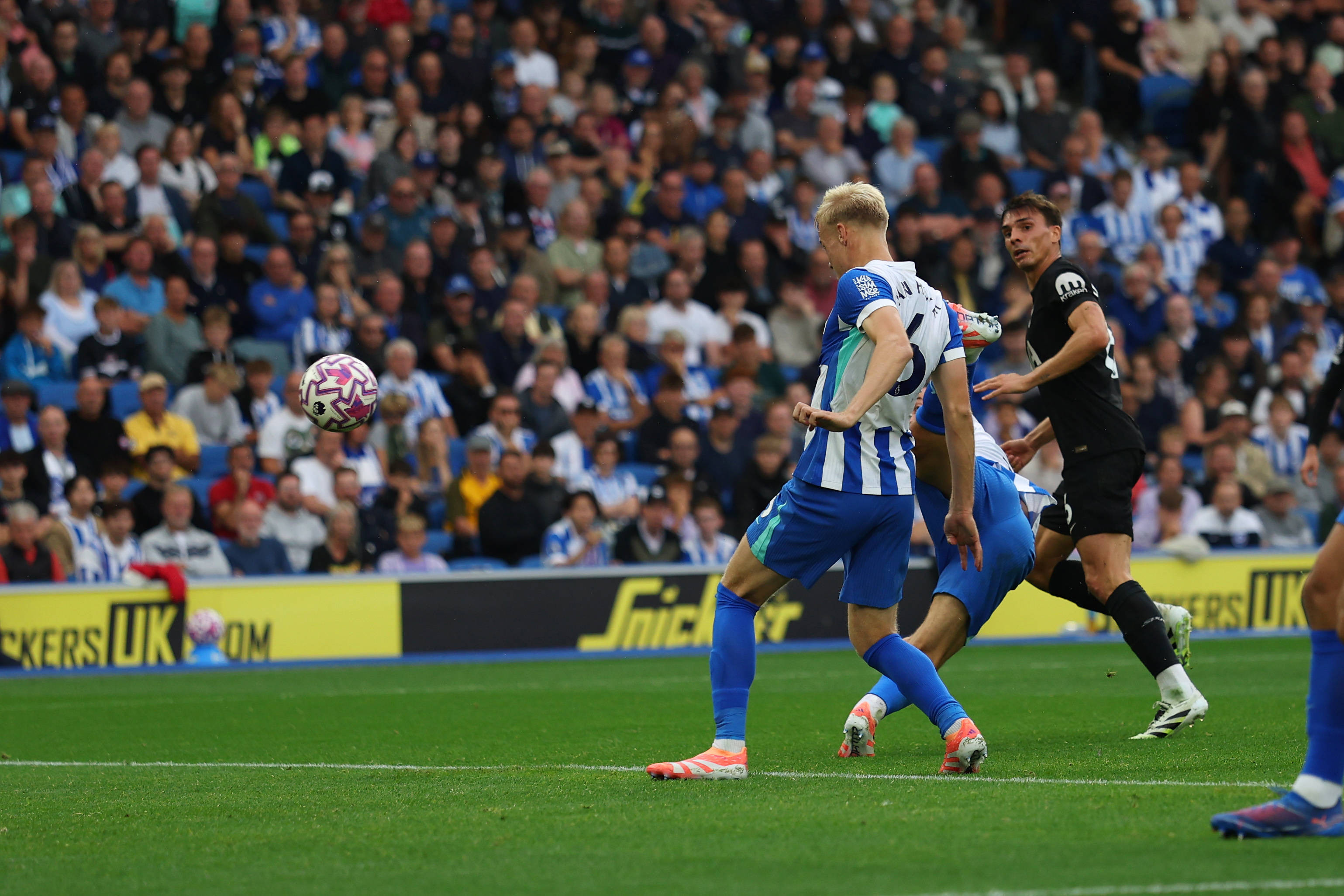 Ce autogol și-a dat Jan Paul van Hecke &icirc;n Brighton - Tottenham! Meciul a fost LIVE pe VOYO