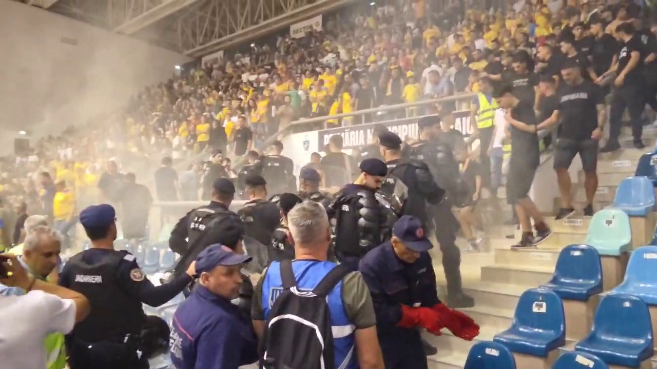 Scandal uriaș! Ultrașii au invadat terenul la Rom&acirc;nia - Ungaria! Meciul, suspendat 45 de minute