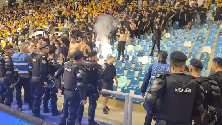 Maghiarii au reacționat imediat după ce ultrașii au invadat terenul &icirc;n Rom&acirc;nia - Ungaria și a fost oprit meciul