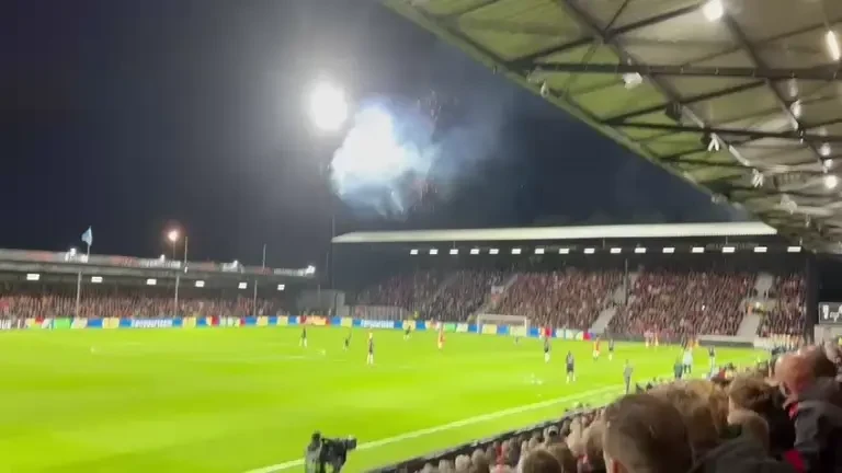 Foc de artificii &icirc;n timpul meciului Go Ahead Eagles - FCSB 0-1