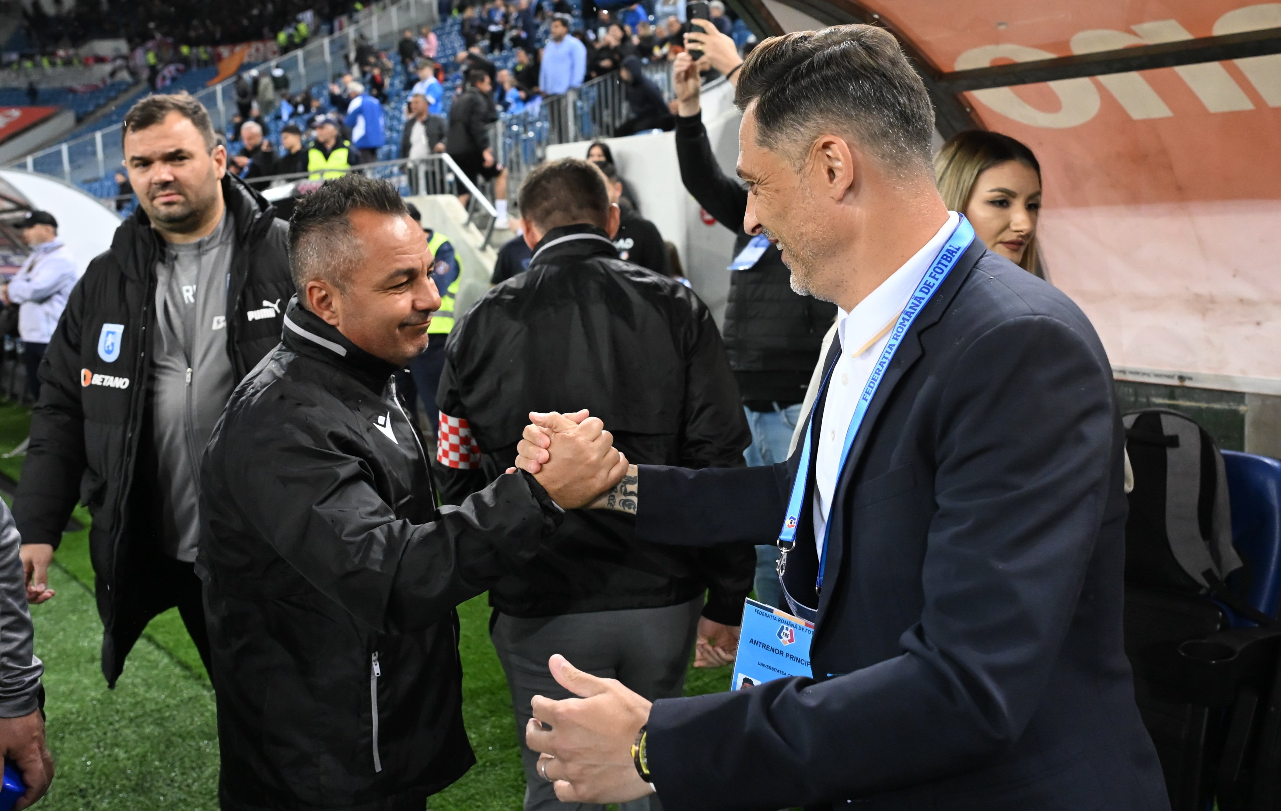 Universitatea Craiova - Dinamo, azi, de la 21:00. Echipele probabile, cote echilibrate la pariuri, cine arbitrează partida. Analiza lui Dan Chilom