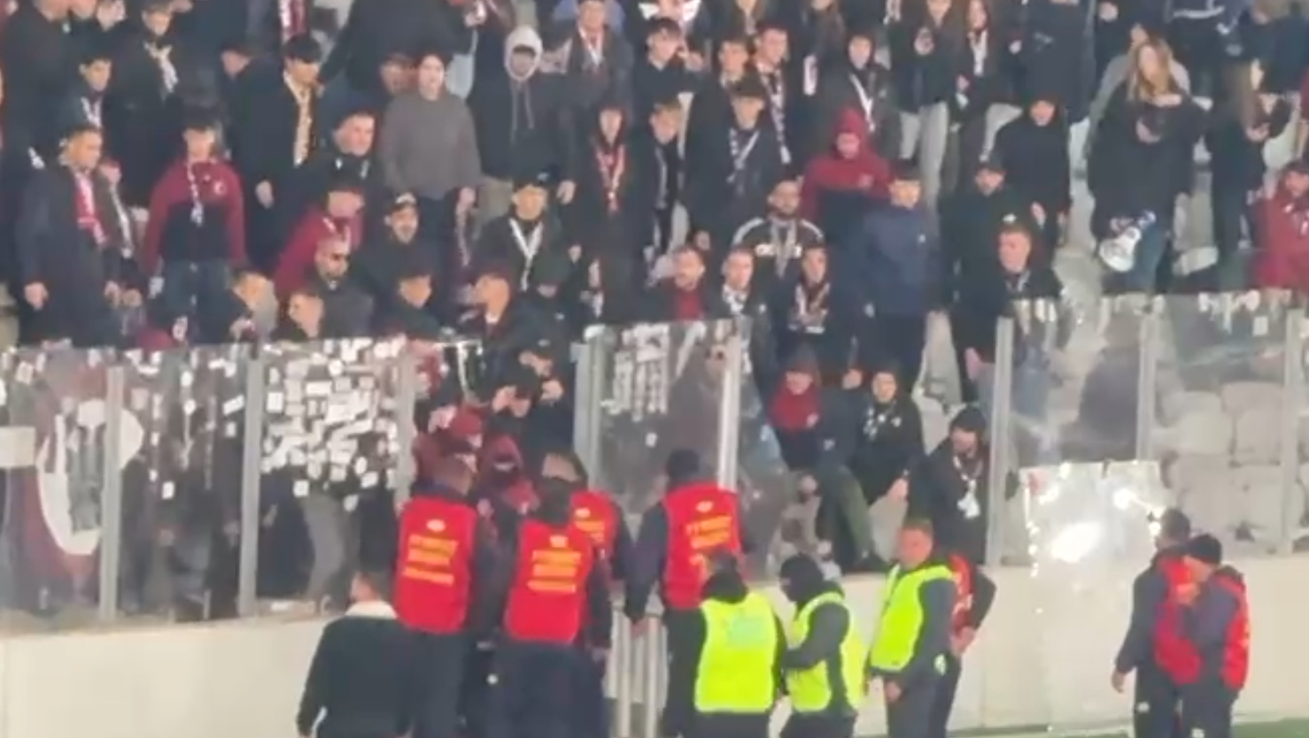 Nervi &icirc;ntinși la maximum &icirc;n derby-ul Clujului! Suporterii au aruncat cu scaune