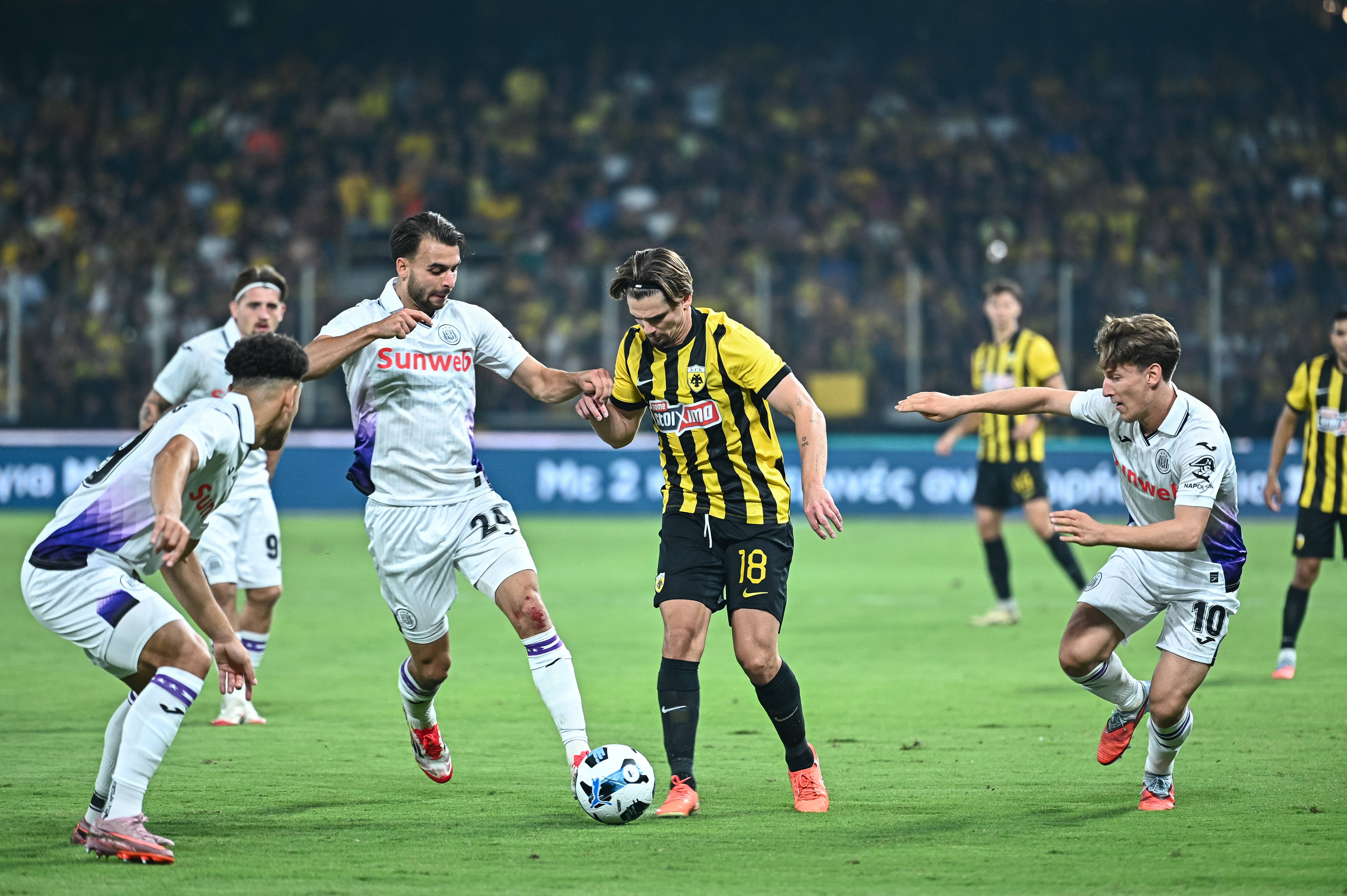 Pe ce post neobișnuit a jucat Răzvan Marin &icirc;n eșecul neașteptat al lui AEK Atena, după un hat-trick de senzație!