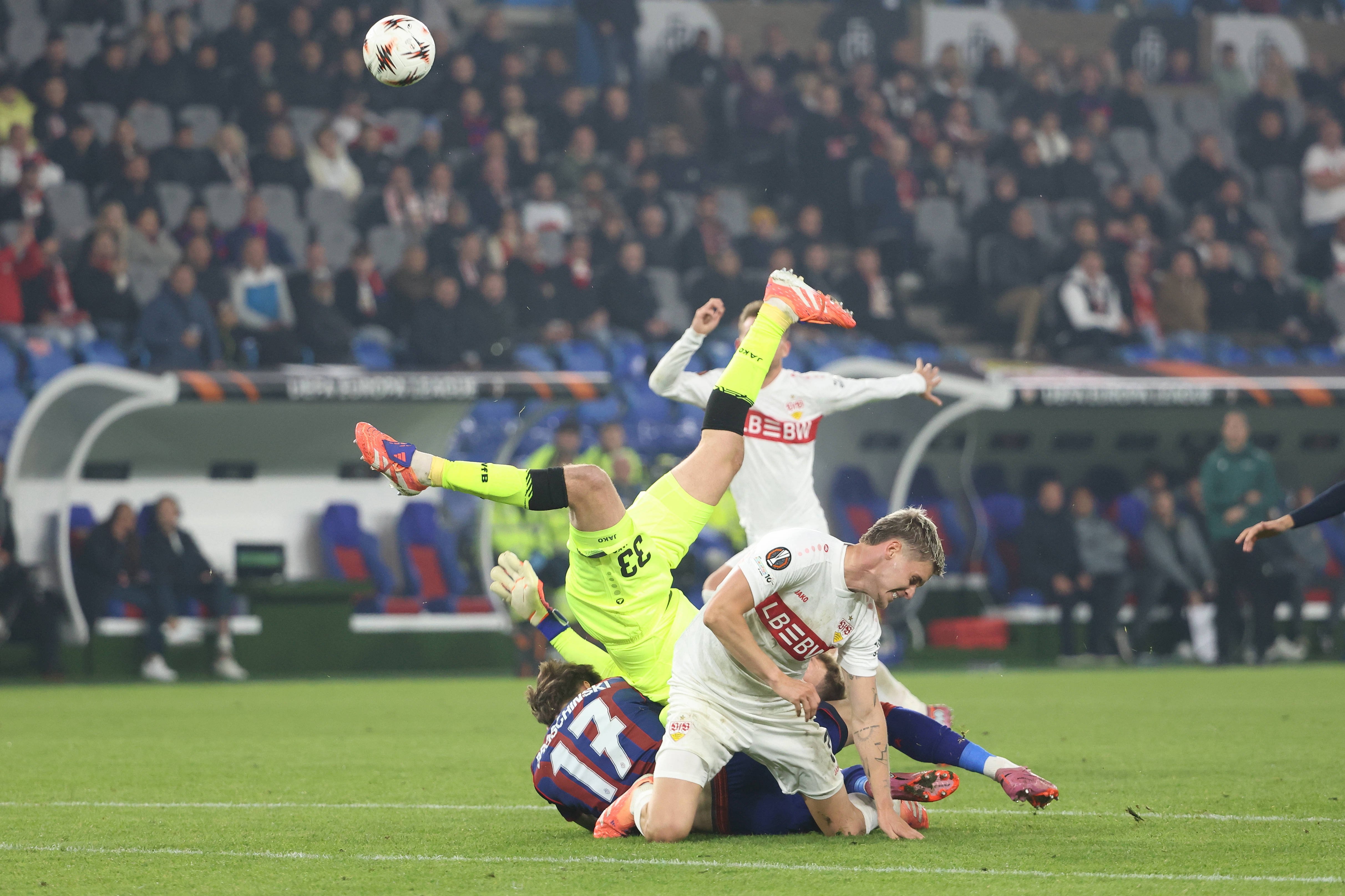Ce au făcut adversarele lui FCSB &icirc;n etapa a doua din Europa League: Basel a dat lovitura cu Stuttgart, Steaua Roșie a comis-o &icirc;n 89!