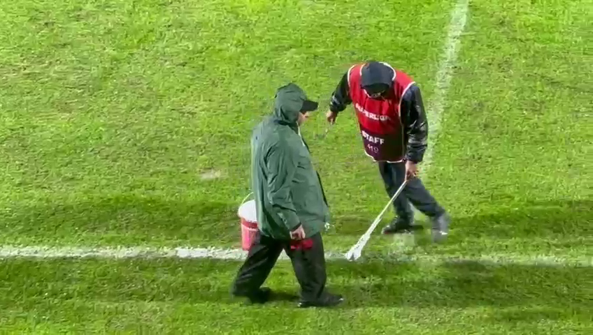 Imagini fabuloase la Clinceni! Oficialii au refăcut la pauză cu var dungile de pe teren