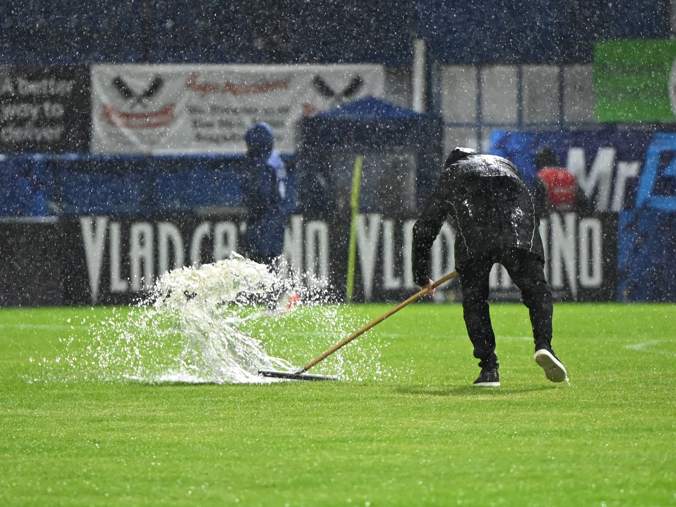 Superliga pe apă! Fotbal printre bălți la Clinceni. Imagini de colecție din Unirea Slobozia - Dinamo