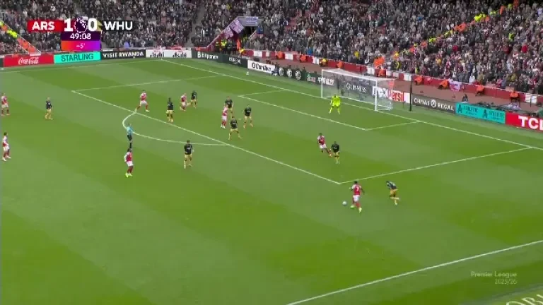 Arsenal - West Ham. Min. 45+5: Calafiori nimerește bara.