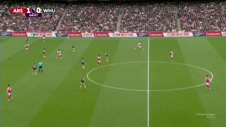 Arsenal - West Ham. Min. 65: Penalty! Timber este faultat &icirc;n careu
