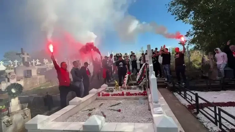 Suporterii lui Dinamo la morm&acirc;ntul lui Cătălin H&icirc;ldan (5 octombrie 2025)