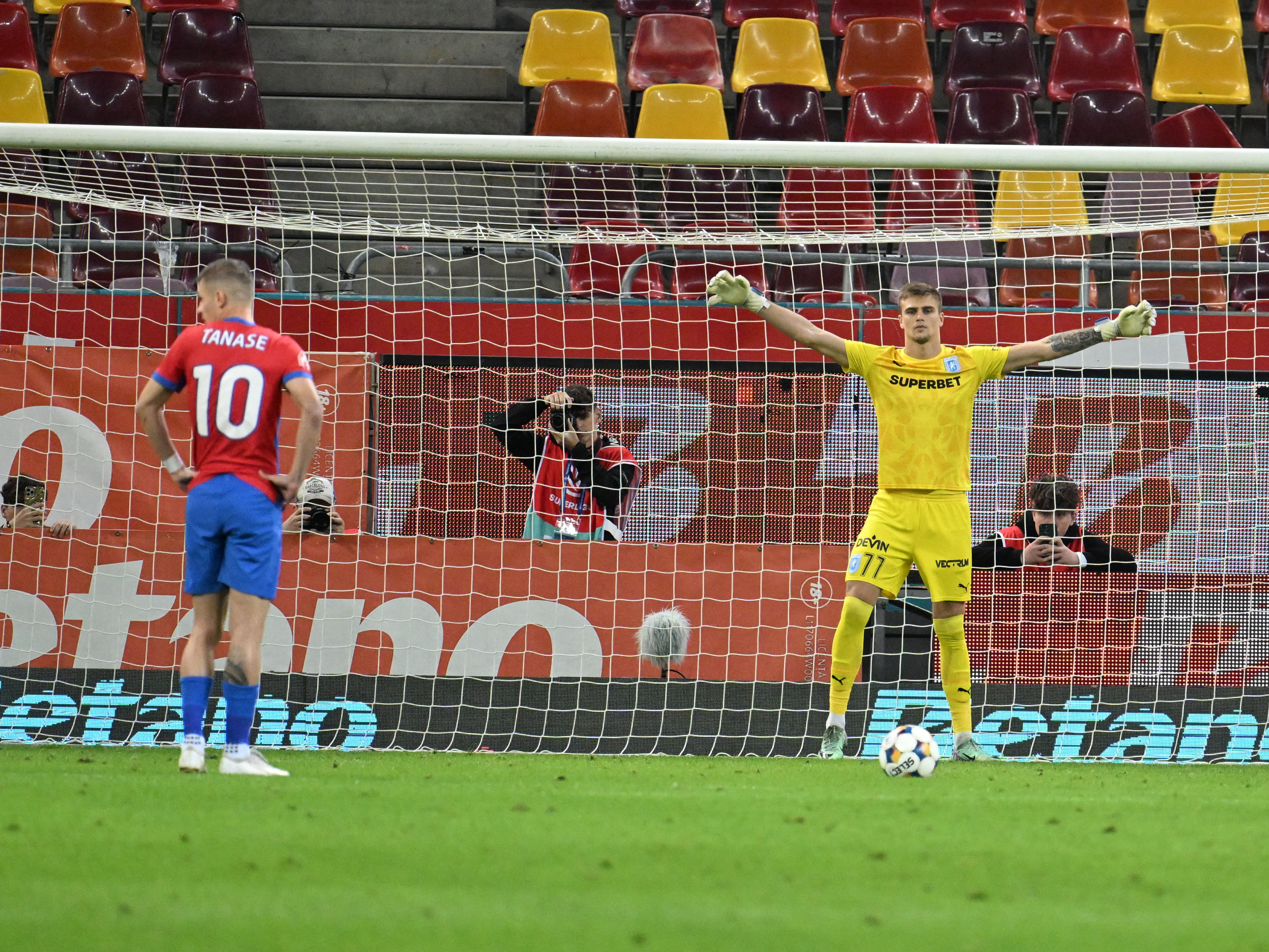 FCSB - Universitatea Craiova 1-0, cu IstVAR Kovacs! Cel mai bun arbitru al Rom&acirc;niei nu mai vede NIMIC pe teren