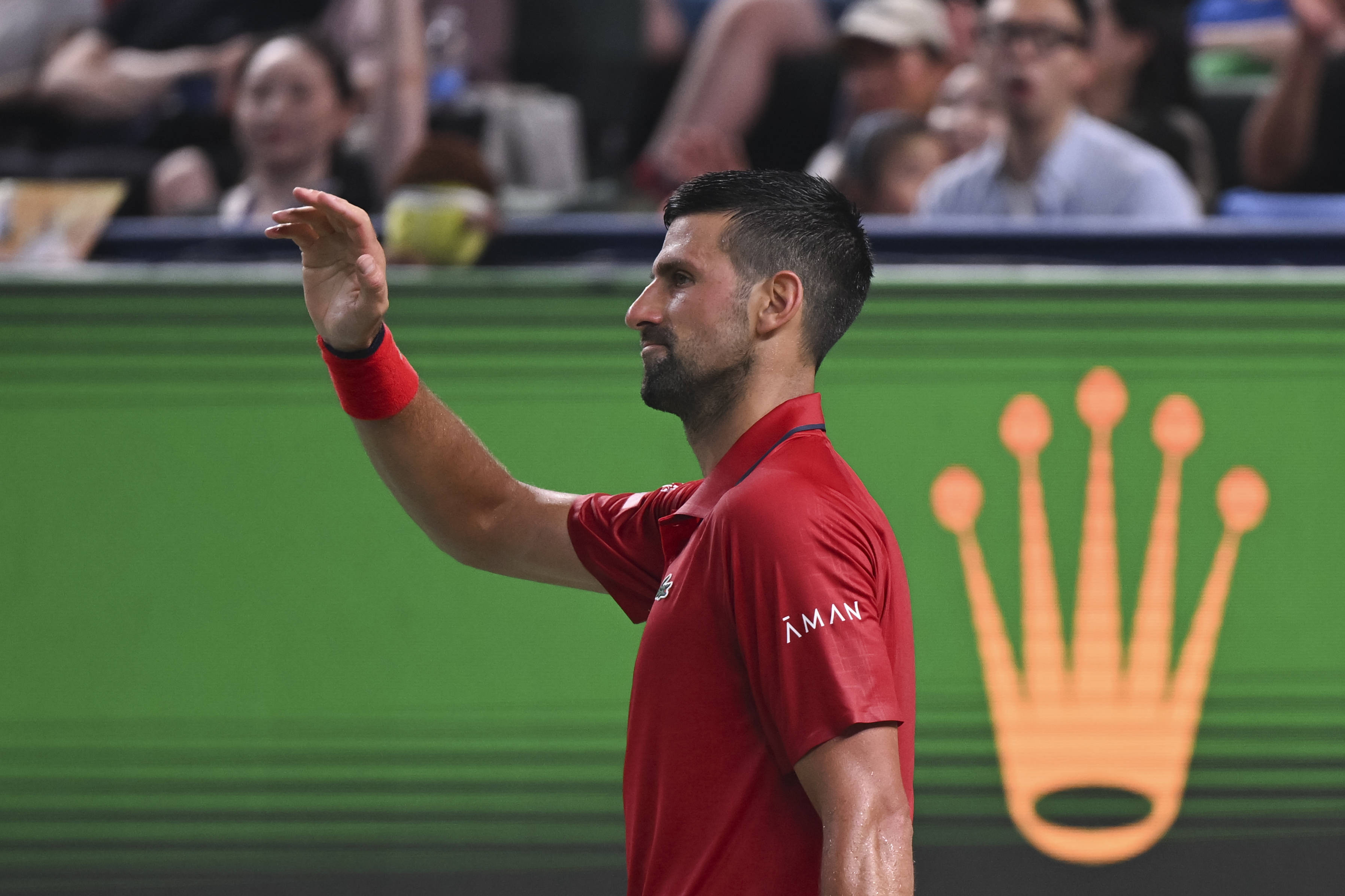 Imaginile greu de urmărit cu Novak Djokovic: cum l-a chinuit pe s&acirc;rb umiditatea de la Shanghai
