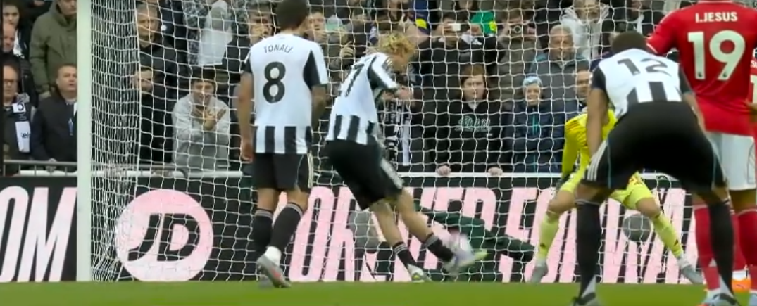 Așa arată penalty-ul perfect, care &bdquo;&icirc;ți rupe glezna.&rdquo; Cum a comentat Costel Pantilimon reușita rarisimă din Premier League