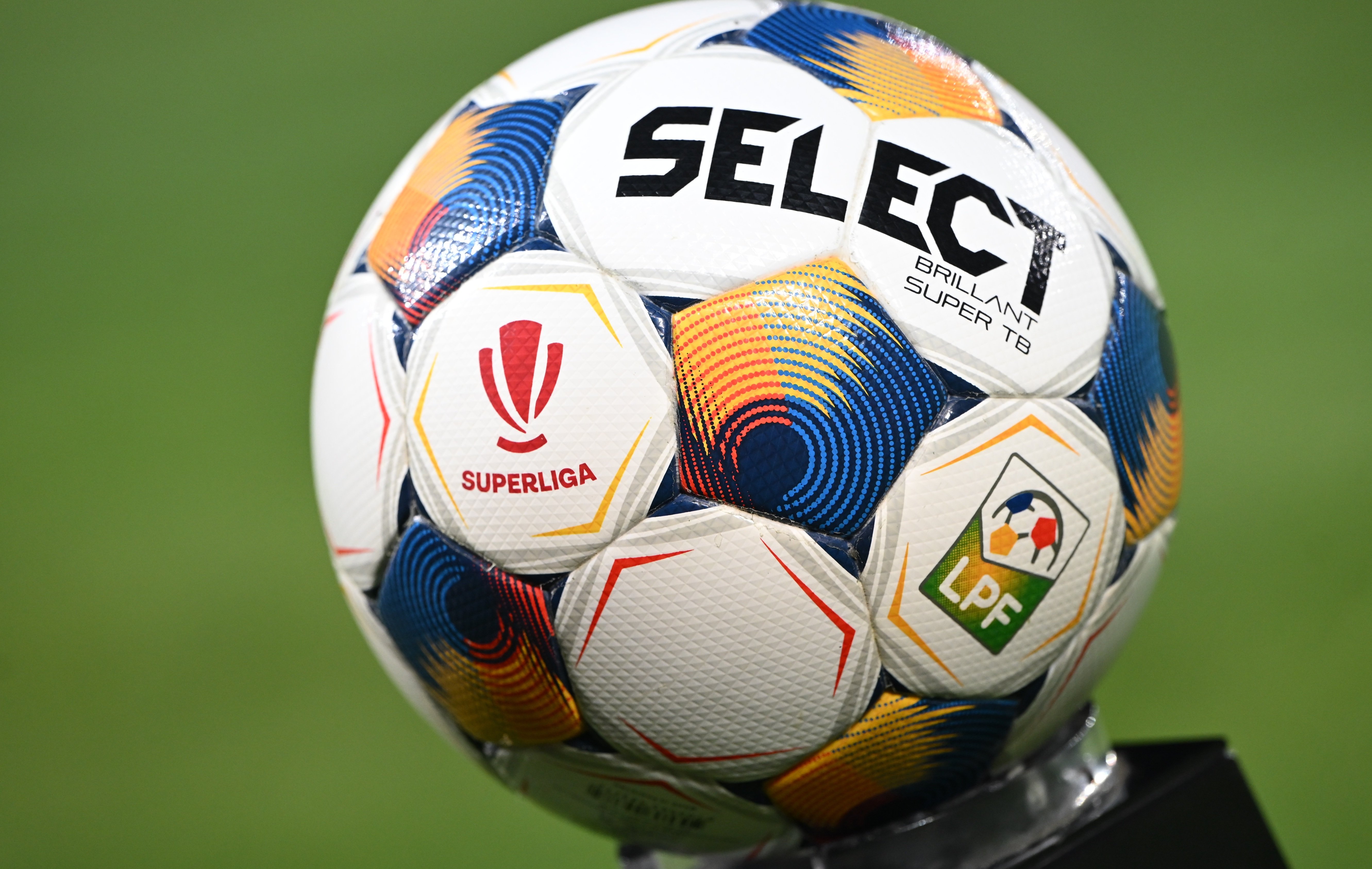 Se pregătește un puci &icirc;n Superliga! Vestiarul fierbe și &icirc;l contestă pe antrenor