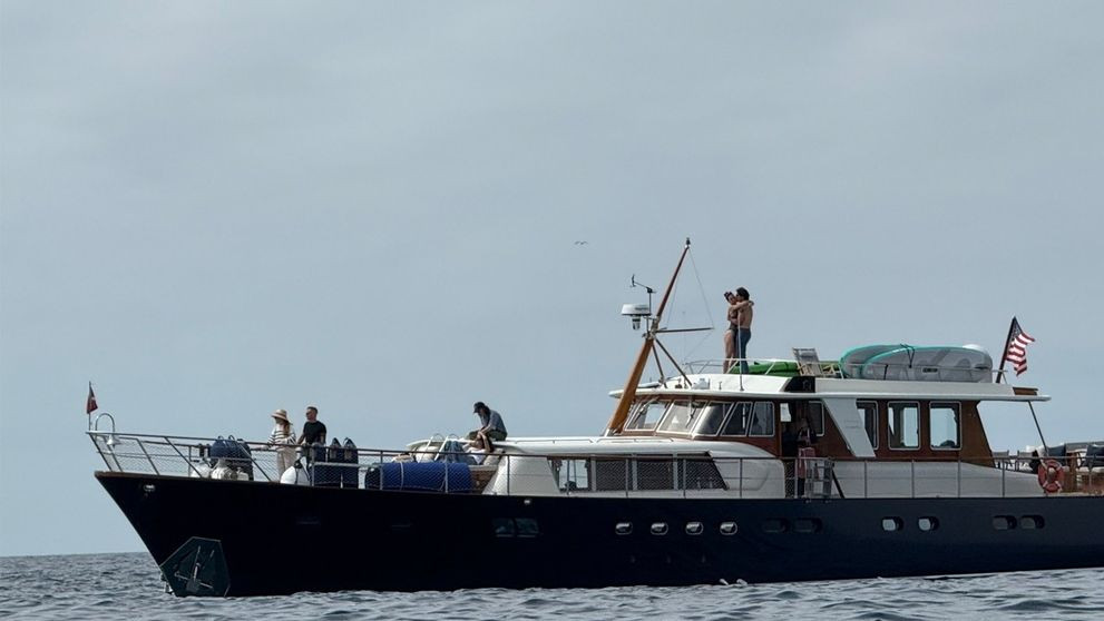 Ea, una dintre cele mai populare artiste, el, un celebru politician! Au &icirc;ncercat să-și țină relația secretă, dar paparazzii i-au surprins sărut&acirc;ndu-se