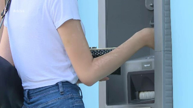 O femeie a găsit cardul unui vietnamez, cu PIN-ul lipit pe el, și c&acirc;nd a văzut c&acirc;ți bani avea a mers direct la cumpărături