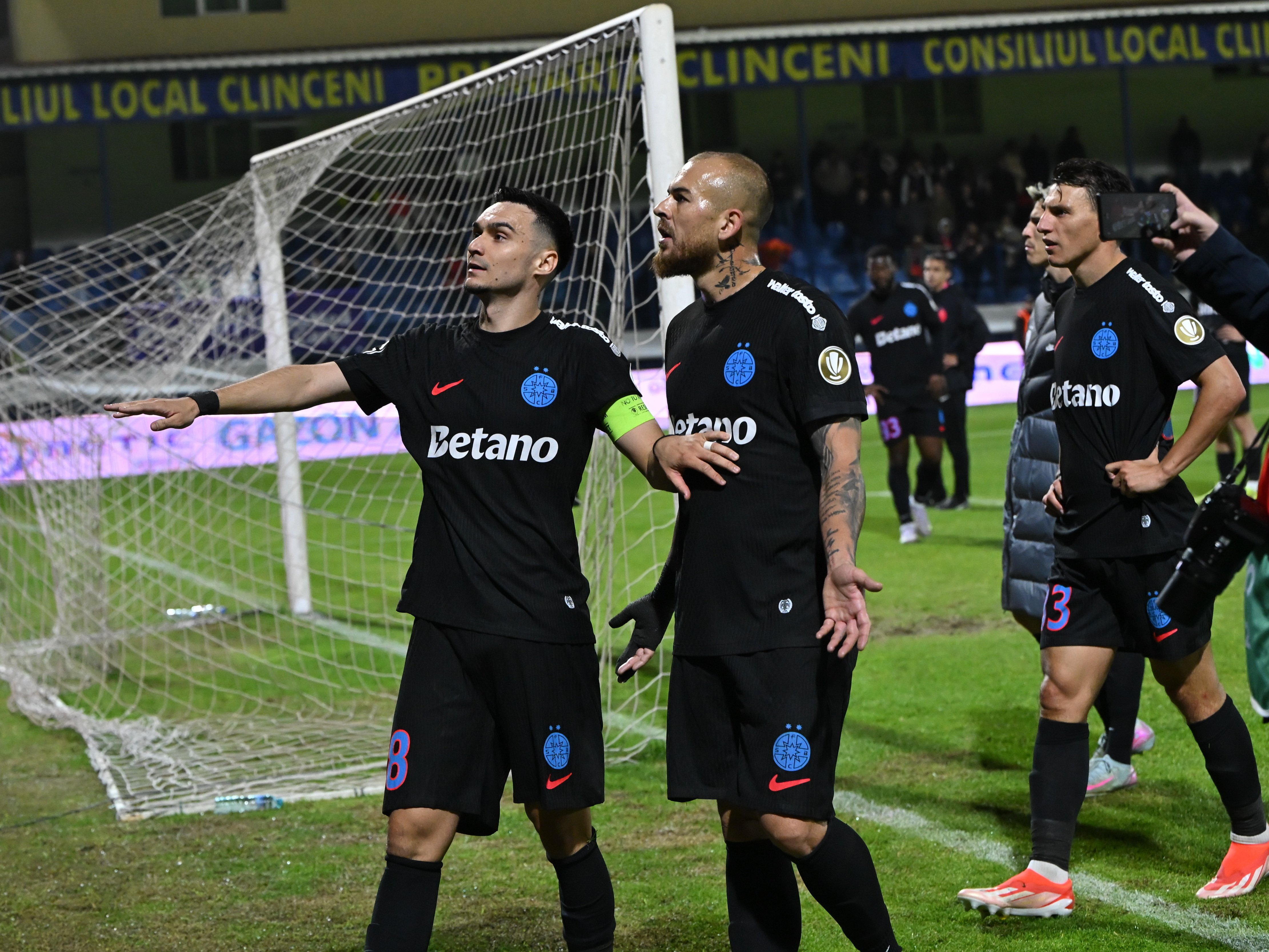 Tensiune maximă la FCSB după umilința cu Metaloglobus! Alibec a explodat la adresa fanilor și a fost calmat cu greu de colegi