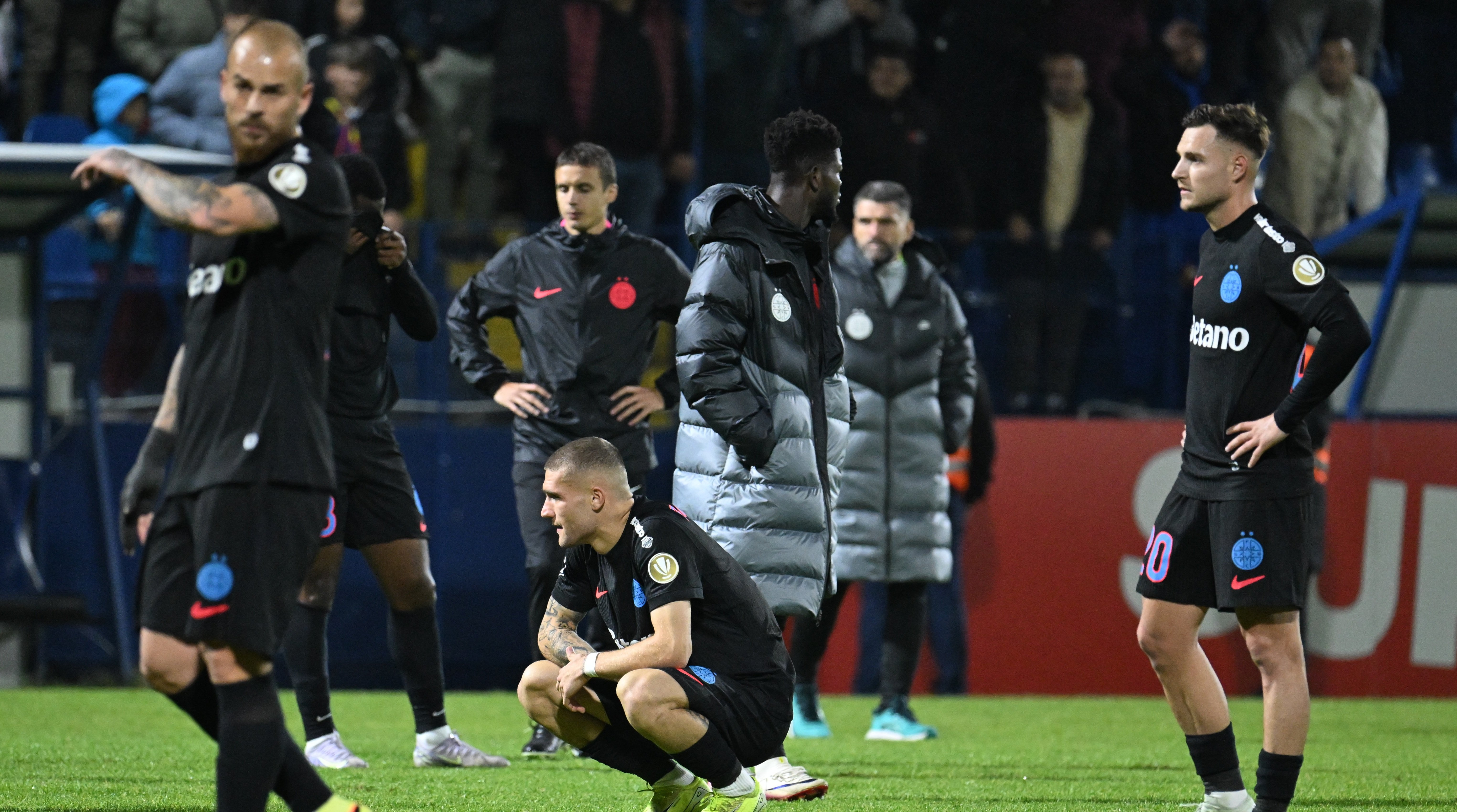 &rdquo;Au fost influențate și de Becali!&rdquo; Străinii se &icirc;ntreabă &icirc;nainte de FCSB &ndash; Bologna: va fi demis sau nu?