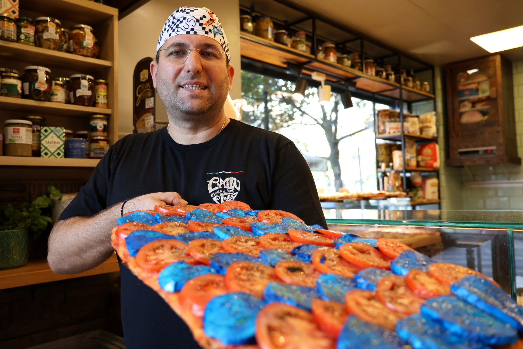 Meciul FCSB - Bologna, sărbătorit cu pizza roș-albastră, &icirc;n culorile ambelor echipe!