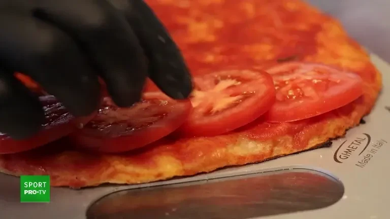 Meciul FCSB - Bologna, sărbătorit cu pizza roș-albastră, în culorile ambelor echipe!