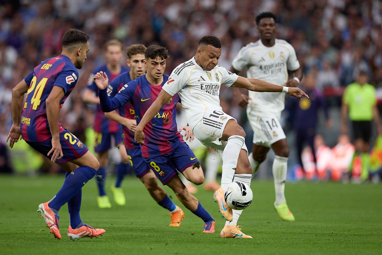 Real Madrid &ndash; Barcelona 2-1: victoria imensă a &bdquo;galacticilor&ldquo; pune o distanță mare &icirc;ntre ei și rivalele la titlu