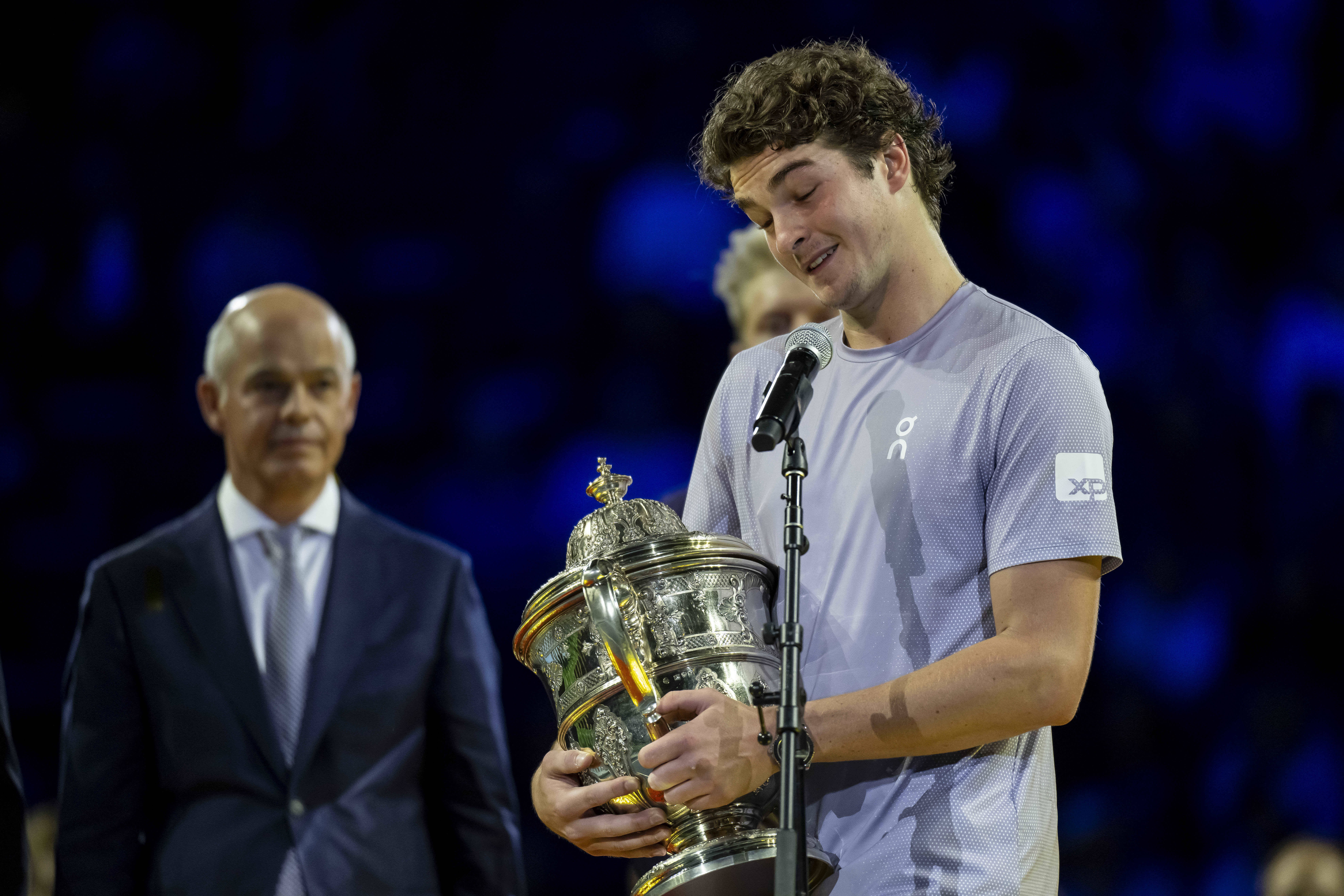 Are față de copil, dar lovește mingea ca din tun: tocmai &icirc;n Basel, i-a călcat pe urme idolului Roger Federer
