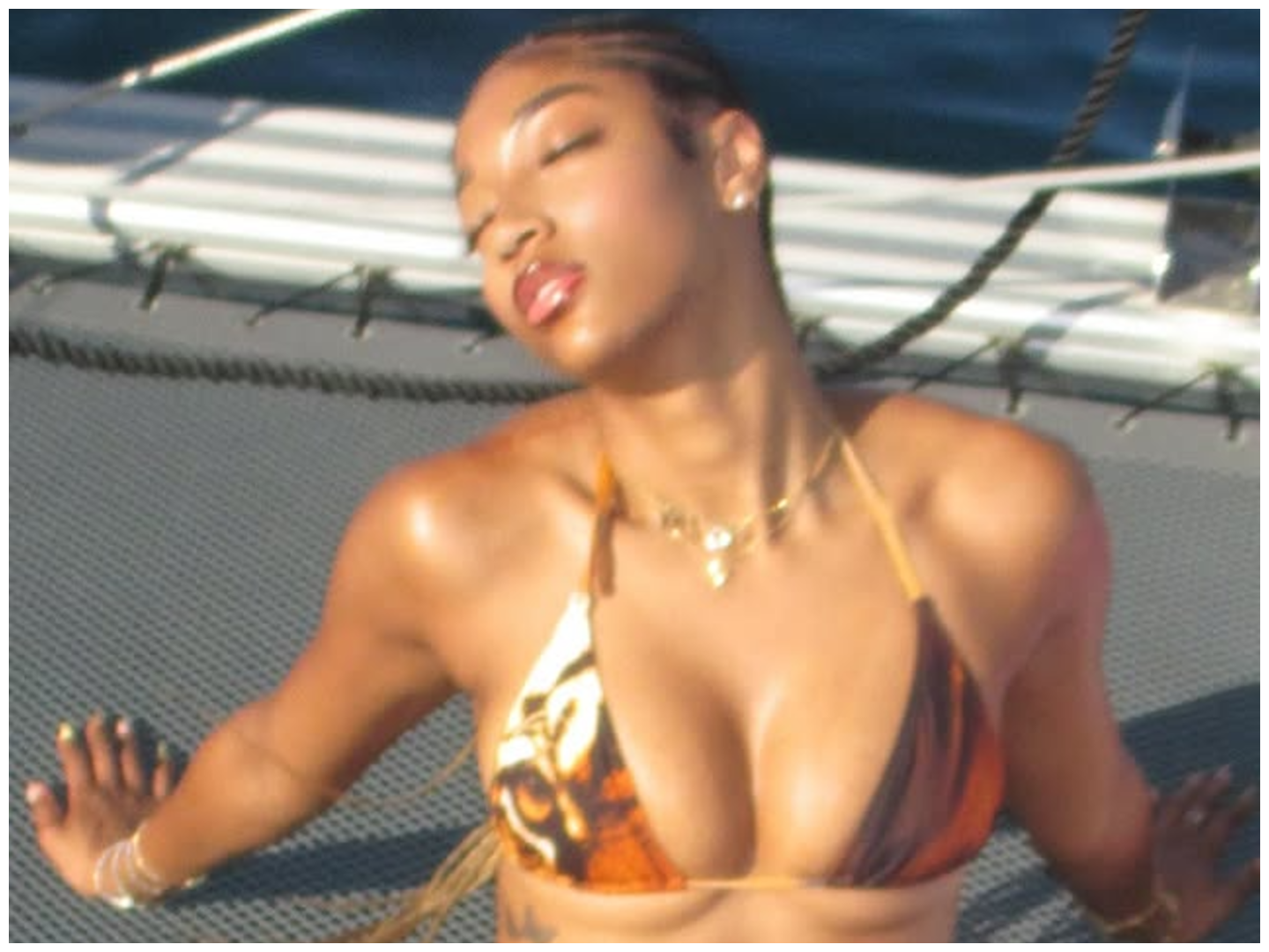 Imagini incendiare cu Angel Reese, prima atletă care defilează pentru Victoria’s Secret!