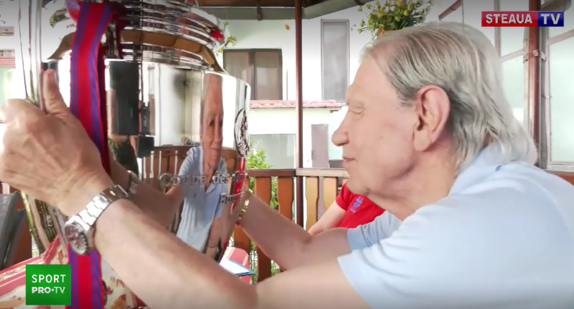 Momentul emoționant &icirc;n care Emerich Ienei a sărutat Cupa Campionilor Europeni după 35 de ani. Cuvintele marcante ale legendarului antrenor