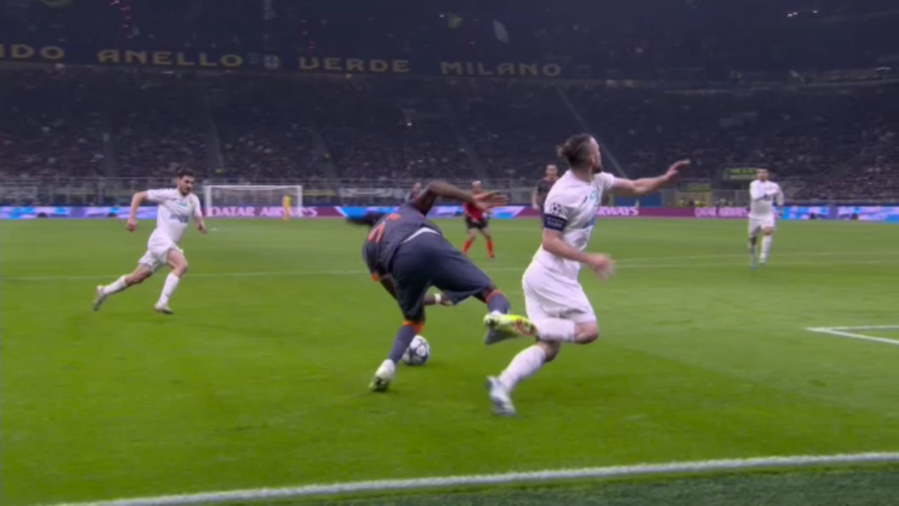 Controverse mari &icirc;n Inter - Kairat Almaty! Verdictul specialistului după ce arbitrul a anulat penalty-ul dat pentru echipa lui Chivu