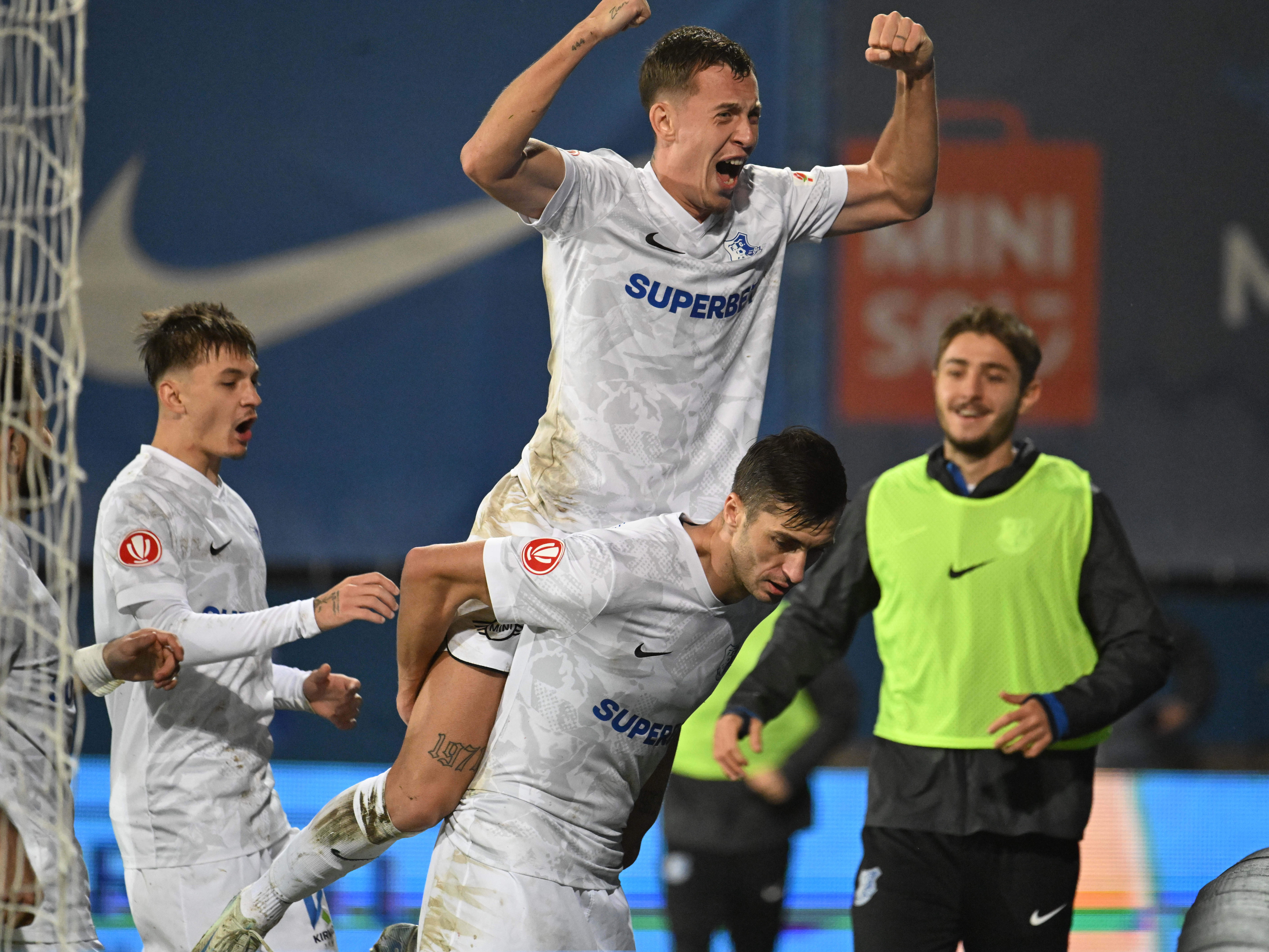 Oricine poate ajunge &icirc;n play-off! Lupta se &icirc;ncinge după Farul - FC Botoșani