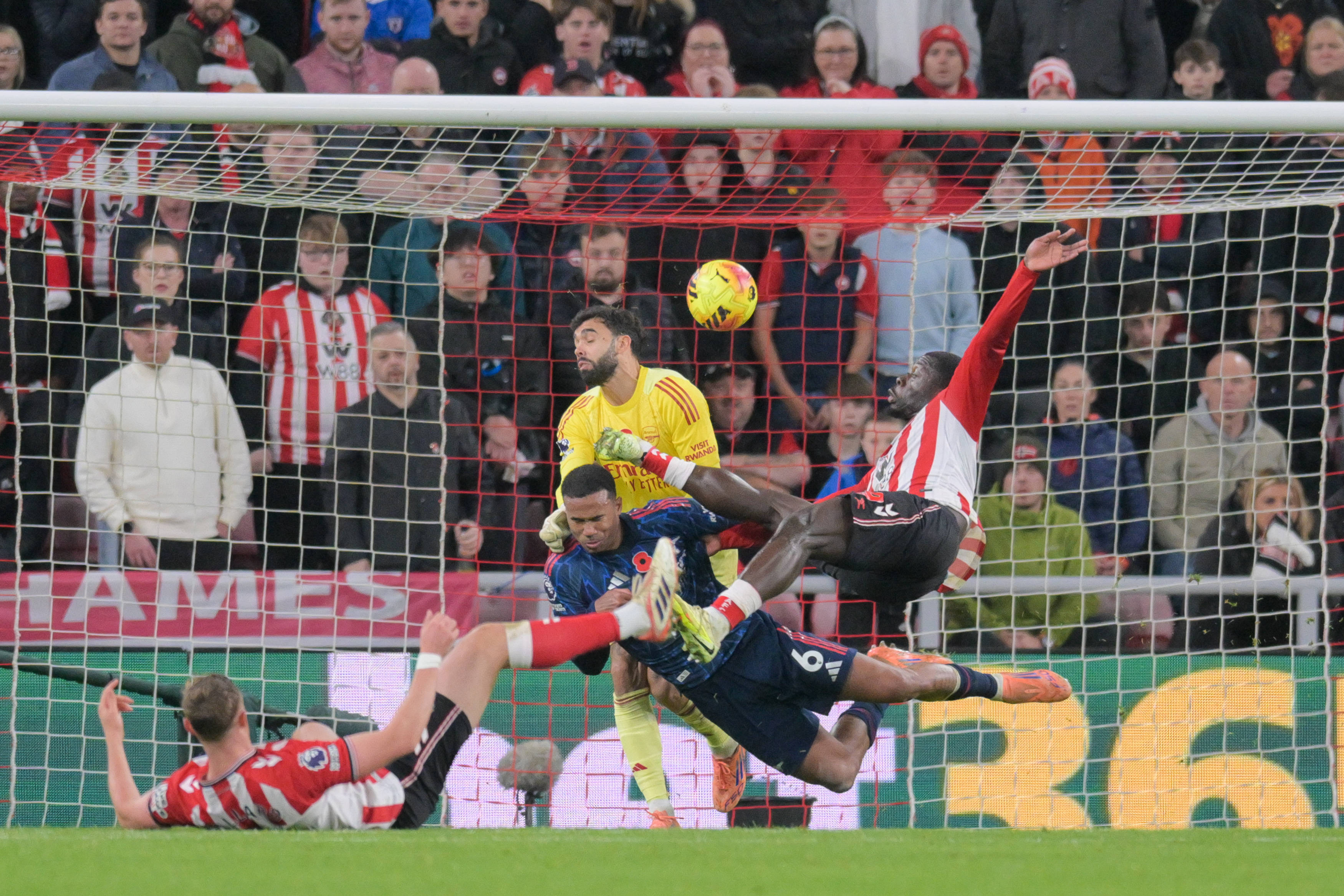 Fratele &bdquo;tancului&rdquo; din Superligă face legea &icirc;n Premier League! Gol &icirc;n minutul 90+4 contra liderului Arsenal