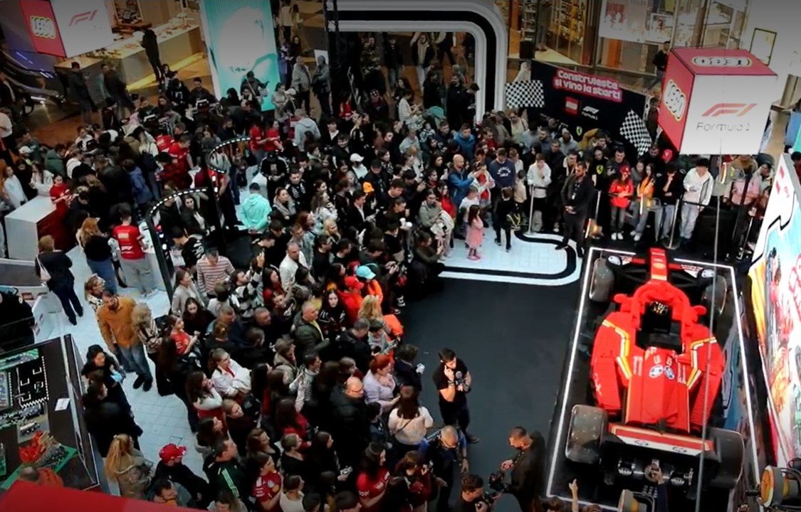 Mii de fani Formula 1 au venit la mall ca să vadă mașina Ferrari de jucărie condusă de Lewis Hamilton!