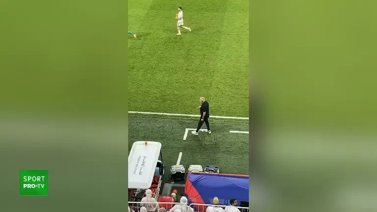 Olăroiu, ca un leu în cușcă pe margine în timpul meciului Emirate - Irak