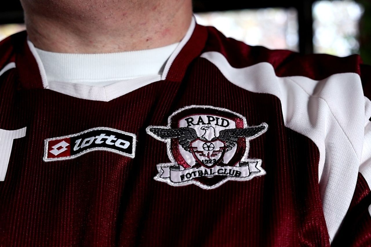 Mijlocașul Micovschi în tricoul Rapid, în timpul unui meci din SuperLiga România, cu echipe interesate în fundal. | sursa foto: Sport.ro Mijlocașul Micovschi în tricoul Rapid, în timpul unui meci din SuperLiga România, cu echipe interesate în fundal. | sursa foto: Sport.ro
