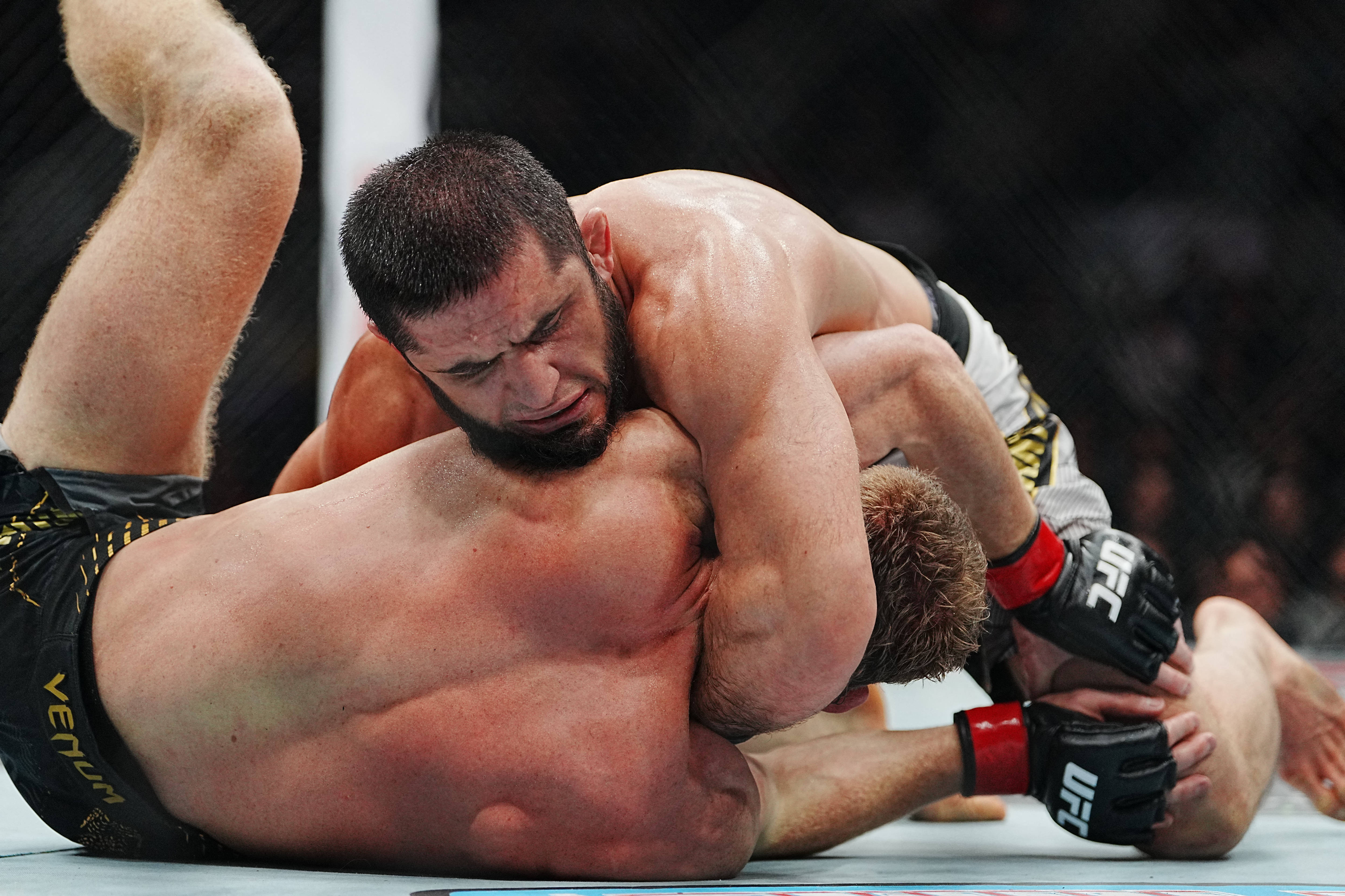 Dublu campion rus la Casa Albǎ. Islam Makhachev a surprins pe toată lumea