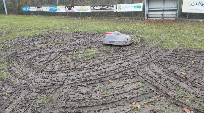 Un robot a distrus gazonul unei echipe din Germania: &rdquo;S-a blocat&rdquo;