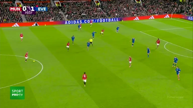 Bruno Fernandes trimite peste poartă din 7 metri &icirc;n Manchester United - Everton (24.11.2025)